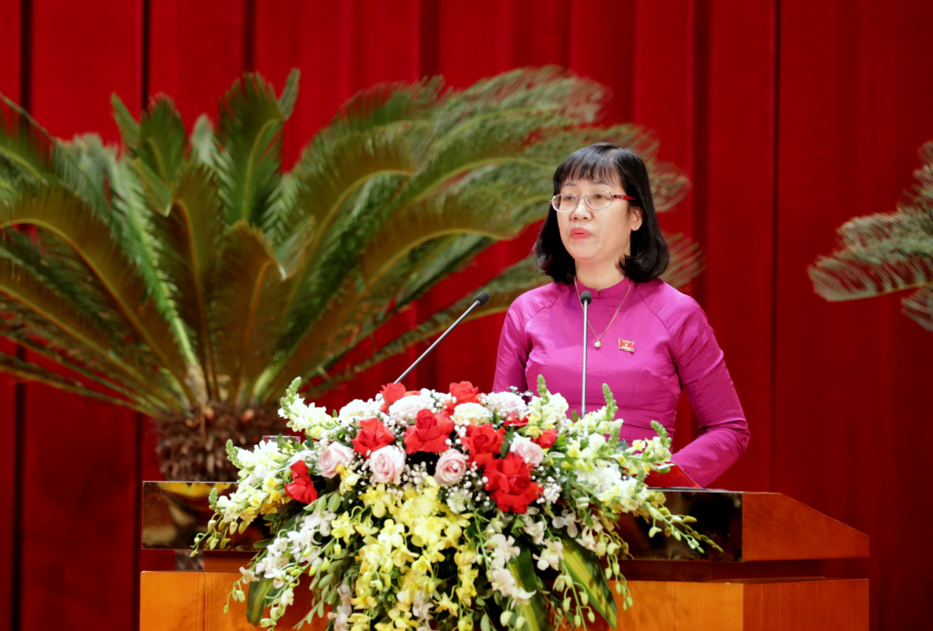 Đồng chí Nguyễn Thị Huệ, Trưởng Ban Pháp chế trình bày tóm tắt các báo cáo thẩm tra của Ban về các nội dung.