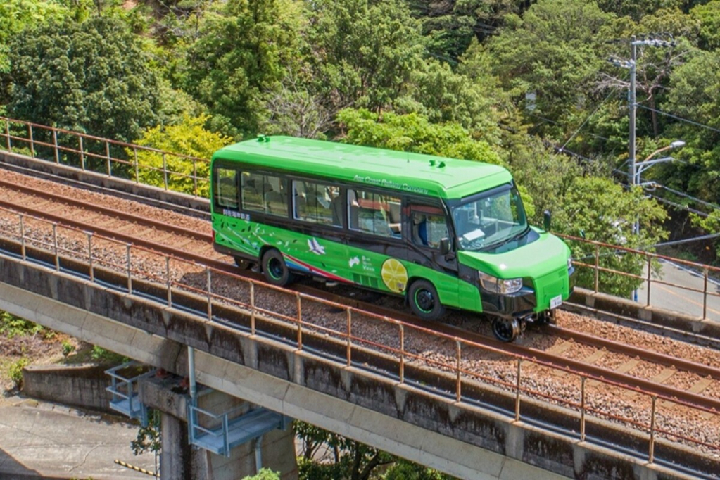 The DMV bus is claimed to be able to switch between road and rail modes within 15 seconds