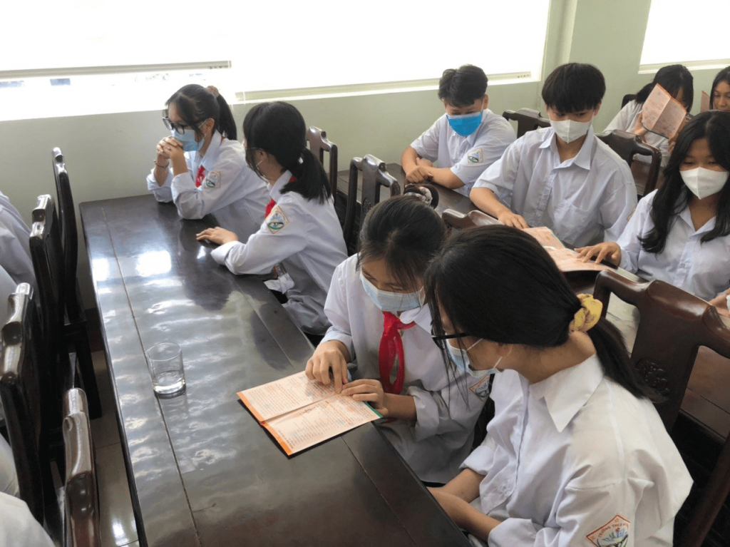 Học sinh trường THPT Chu Văn An (TP Móng Cái) tìm hiểu các kiến thức về chăm sóc SKSS vị thành niên, thanh niên