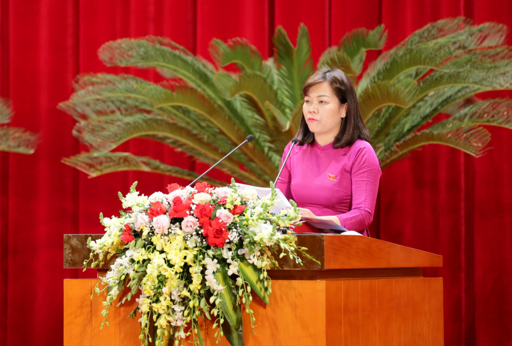 Đồng chí Vũ Thị Diệu Linh, Trưởng Ban Văn hóa - Xã hội trình bày tóm tắt các báo cáo thẩm tra của Ban về các nội dung trình tại Kỳ họp.