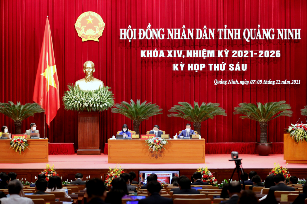 Chủ tọa điều hành phiên thảo luận thại hội trường (2)