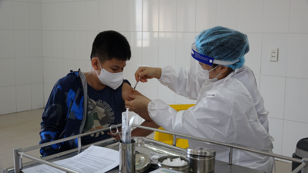 Children aged 12-17 were injected with Covid-19 vaccine at Bai Chay Hospital.