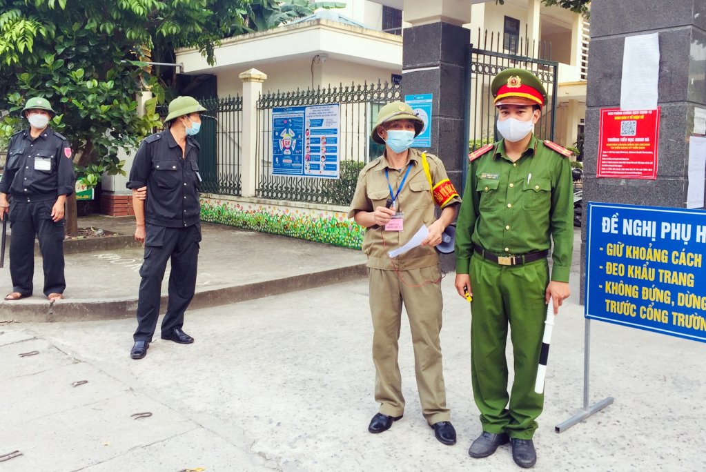 Các lực lượng Cựu chiến binh, Công an phường có mặt tại cổng trường tiểu học Minh Hà (phường Hà Tu)
