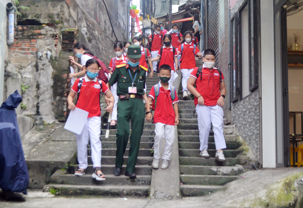 Hằng ngày, CCB Trần Văn Bình Chi hội CCB khu phố 2 (phường Hồng Gai) tham gia giữ gìn ANTT tại Trường tiểu học hướng dẫn học sinh an toàn đến trường.