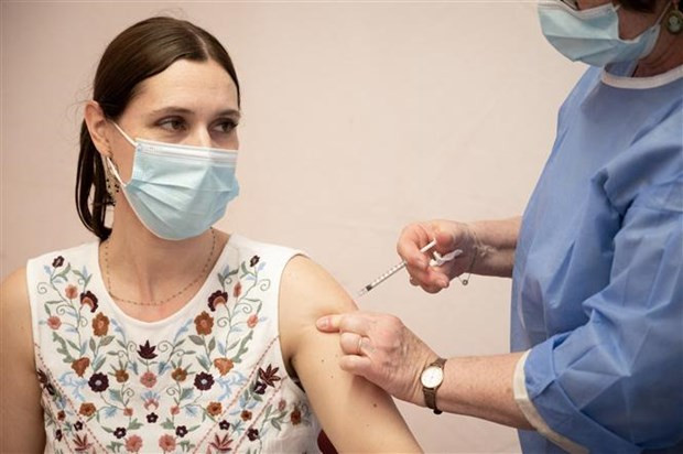 COVID-19: EMA khuyen nghi tiem vaccine bo sung sau 3 thang hinh anh 1