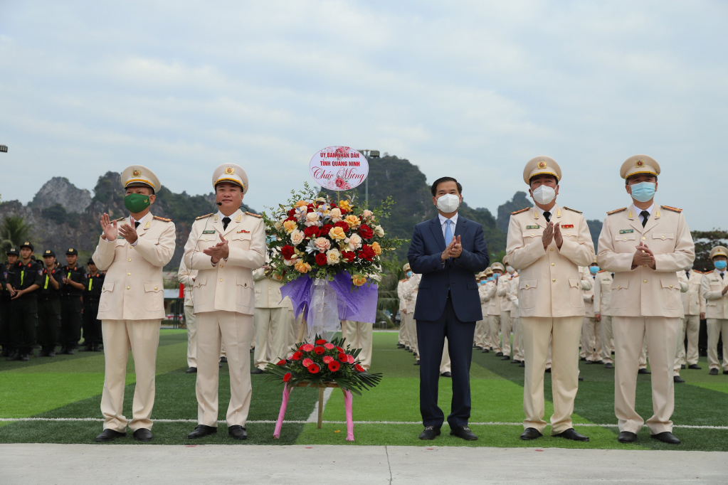 Đồng chí Bùi Văn Khắng, Ủy viên Ban Thường vụ Tỉnh ủy, Phó Chủ tịch UBND tỉnh Quảng Ninh tặng hoa chúc mừng Trung đoàn Cảnh sát cơ động dự bị chiến đấu