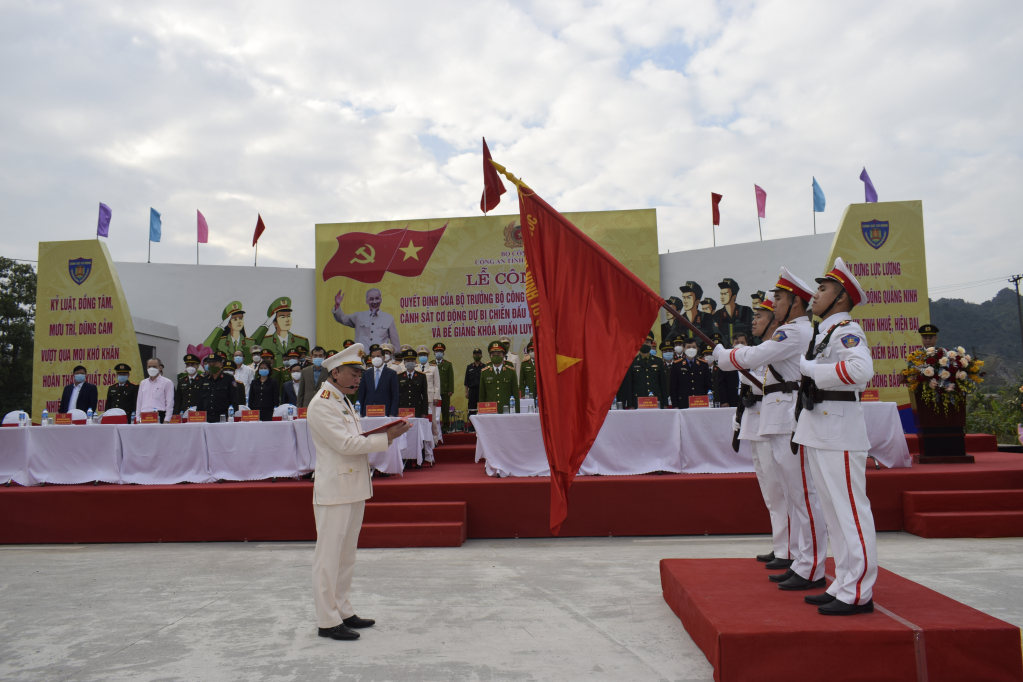 Thượng tá Nguyễn Thuận, Phó Giám đốc Công an tỉnh, Trung đoàn trưởng Trung đoàn Cảnh sát cơ động dự bị chiến đấu tuyên thệ nhận nhiệm vụ.