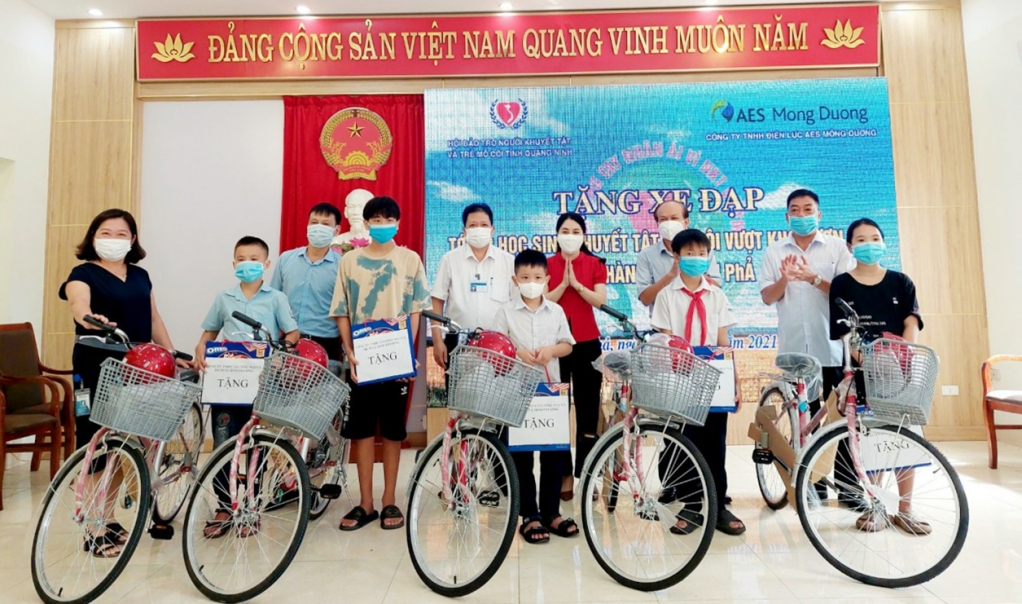 Lãnh đạo Hội Bảo trợ NKT&TMC tỉnh cùng nhà hảo tâm trao tặng xe đạp cho học sinh mồ côi, khuyết tật TP Cẩm Phả vượt khó vươn lên trong học tập, tháng 8/2021.
