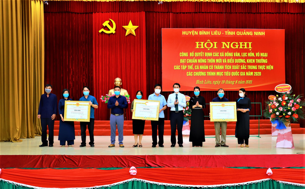 Đồng chí Phạm Văn Thành, Phó Chủ tịch UBND tỉnh  trao quyết định công nhận xã đạt chuẩn nông thôn mới cho các xã Vô Ngại, Lục Hồn, Đồng Văn. 