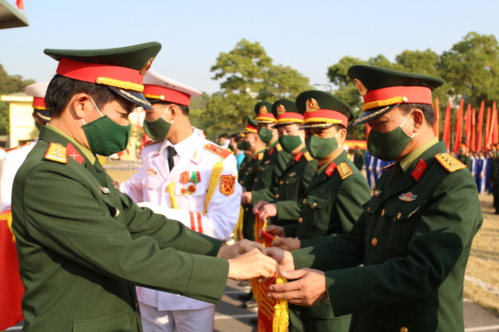 Đại tá Nguyễn Quang Hiến, Chính ủy Bộ CHQS tỉnh, cùng các đồng chí lãnh đạo Bộ CHQS tỉnh tặng cờ lưu niệm cho các đội tham gia giải thể thao.