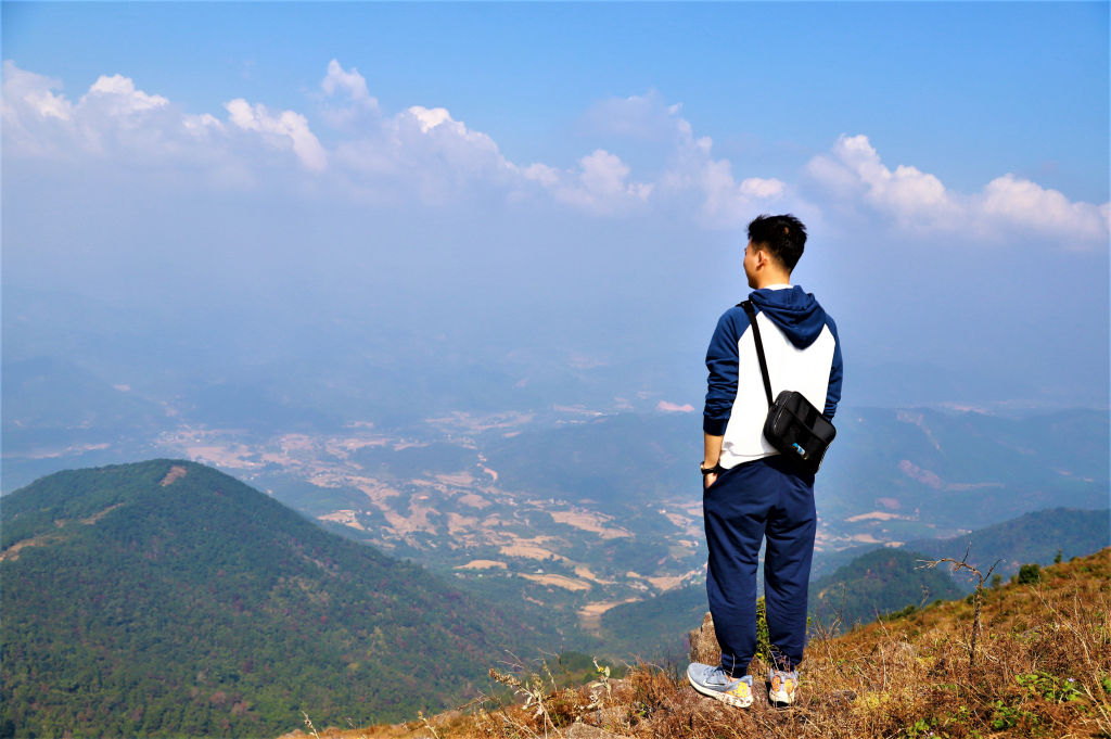 Từ đỉnh Cao Xiêm có thể ngắm chọn khung cảnh Bình Liêu bên dưới.