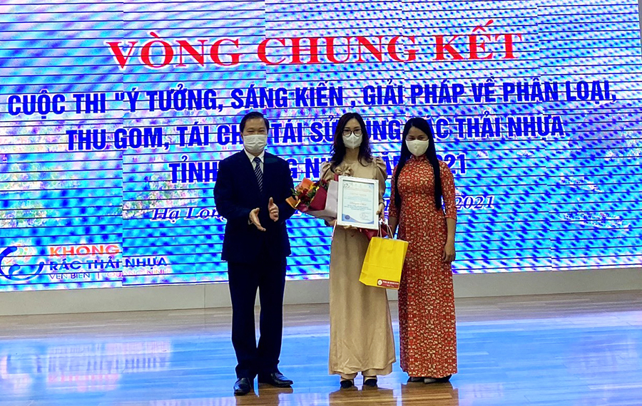 Chị Đinh Thị Vân, giáo viên Trường THCS Dực Yên, huyện Đầm Hà đã xuất sắc đạt giải nhất cuộc thi “Ý tưởng, sáng kiến, giải pháp về phân loại, thu gom, tái chế, tái sử dụng rác thải nhựa” tỉnh Quảng Ninh, năm 2021