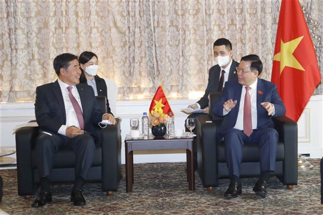 Chairman of the National Assembly Vương Đình Huệ meets Chairman of SK Group Chey Tae Won.