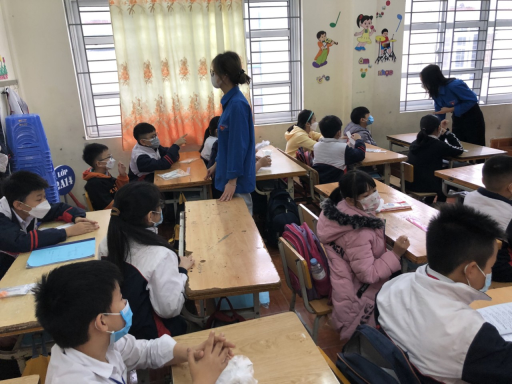 Đoàn viên thanh niên phường Giếng Đáy, TP Hạ Long  giúp ổn định trật tự và hỗ trợ học sinh Trường Tiểu học Lý Thường Kiệt học trực tuyến đối với lớp có giáo viên chủ nhiệm là F1 đang cách ly.