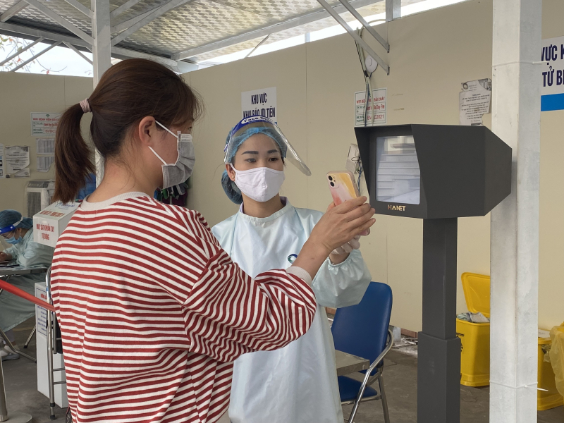 Locals scan the QR code at Bai Chay Hospital.