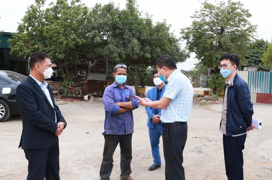 Lực lượng chức năng TX Đông Triều trong đó có thành phần MTTQ và các đoàn thể tuyên truyền, vận đồng hộ dân phường Yên Thọ động thuận đề bù GPMB dự án Tuyến đường ven sông.