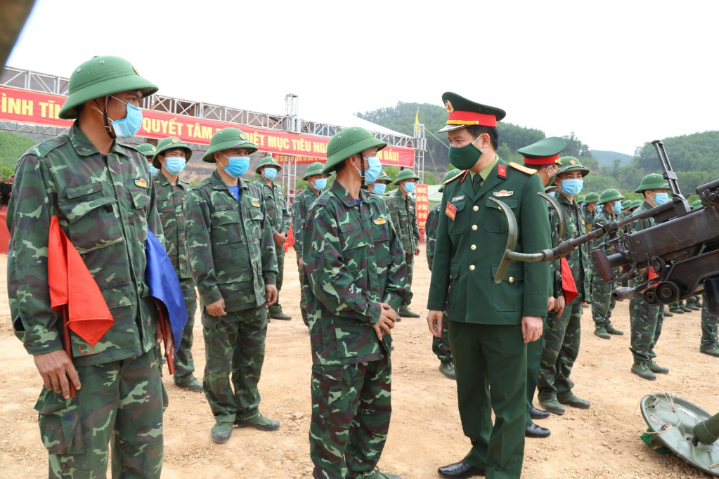 Chính ủy động viên cán bộ, chiến si lực lượng DBĐV tham gia diễn tập KVPT huyện Ba Chẽ