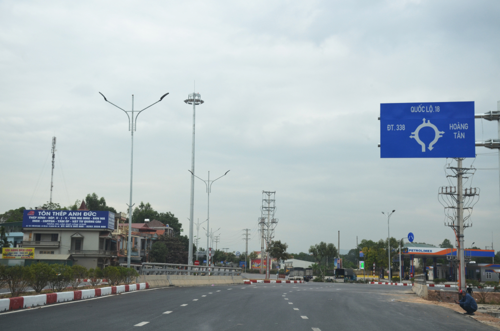Nhiều tuyến đường, điểm nút giao thông trên địa bàn TX Quảng Yên được đầu tư đồng bộ.