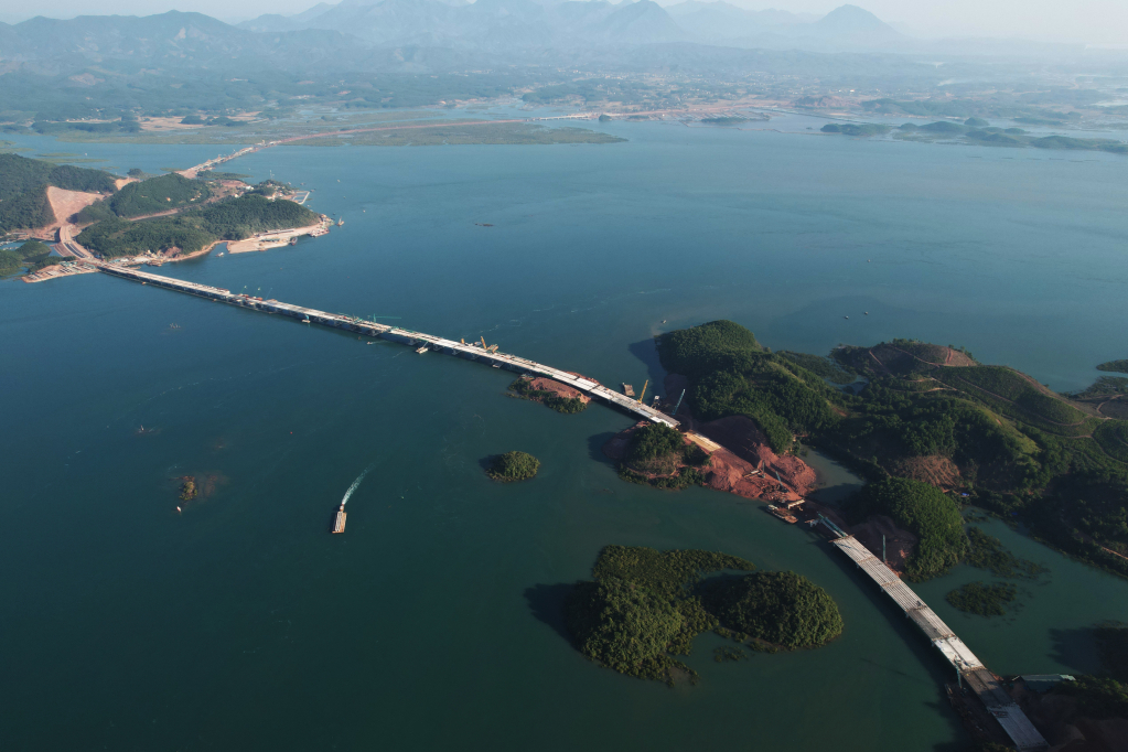 Van Tien bridge is designed with a length of 1,515m and three cantilevered spans. The surface is 25.25m in width and meet the standard for a highway including 4 lanes for cars and 2 lanes for emergency stops to ensure a maximum speed of 120km/h.