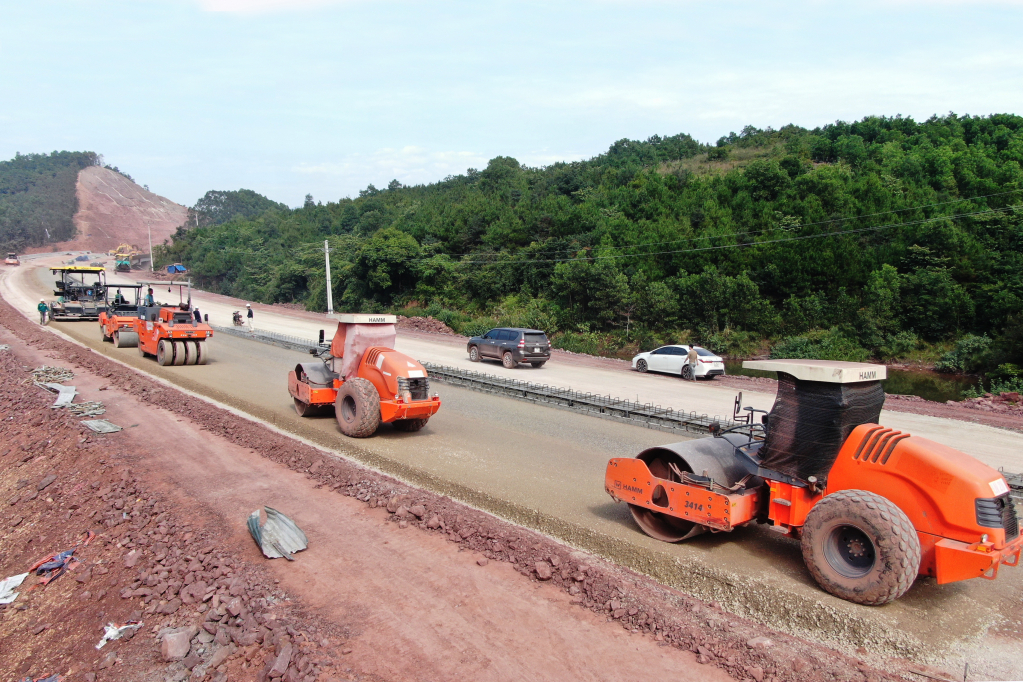 The base and asphalt carpet of the road leading to the bridge have also been under construction.