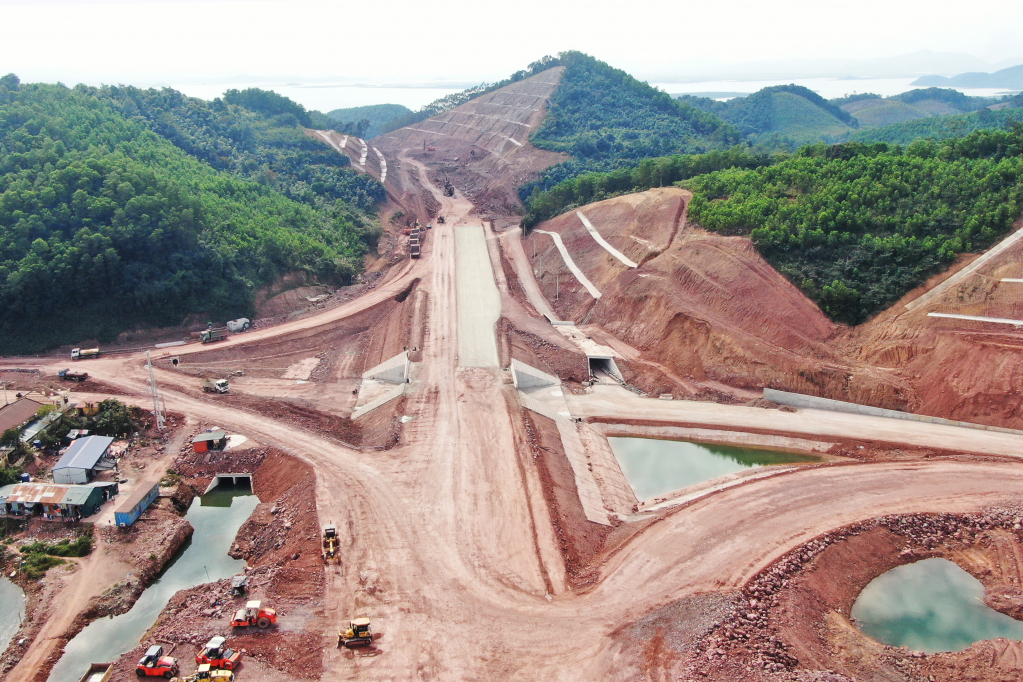 The intersection connecting Van Tien bridge with Tien Yen district, National Highway 18, National Highway 4B and Tien Yen 1 bridge has also almost completed. The work is expected to be completed by the end of December 2021.