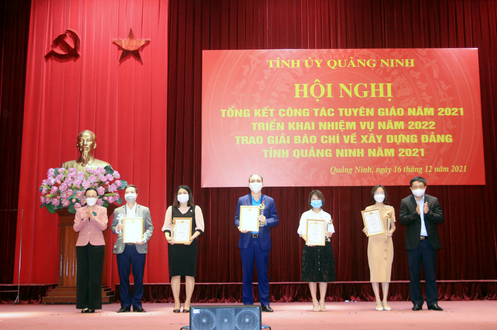 Ban Tổ chức trao giải B cho tác giả, nhóm tác giả đạt giải báo chí xây dựng Đảng tỉnh Quảng Ninh năm 2021.