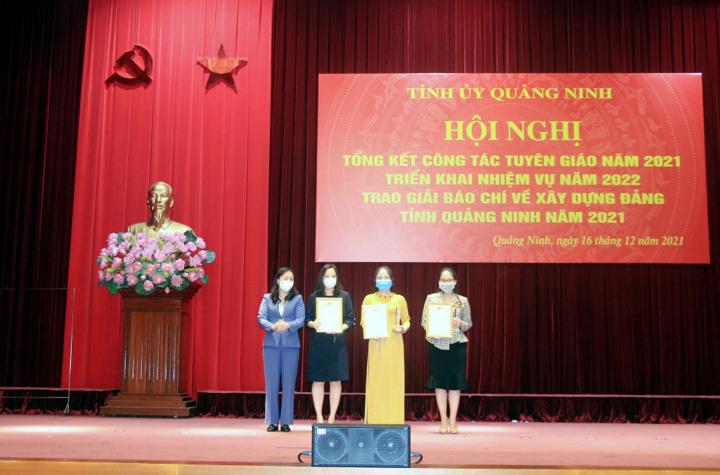 Ban Tổ chức trao giải A cho tác giả, nhóm tác giả đạt giải báo chí xây dựng Đảng tỉnh Quảng Ninh năm 2021.