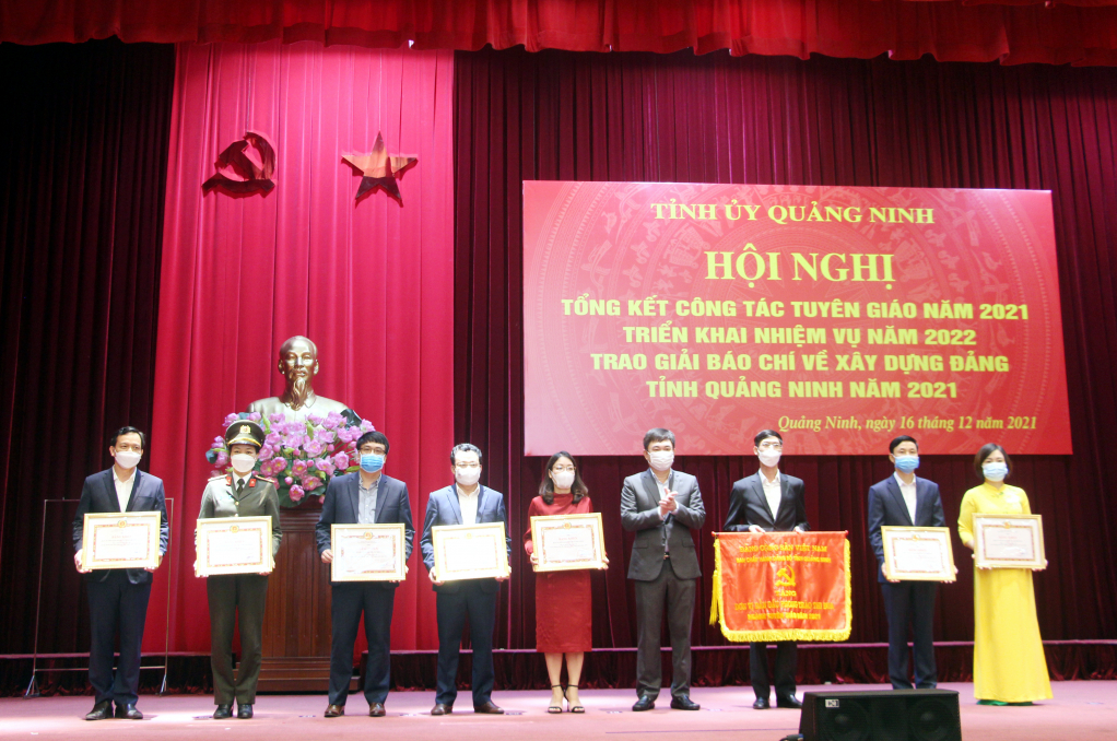 Đồng chí Ngô Hoàng Ngân, Phó Bí thư Thường trực Tỉnh ủy, Trưởng Đoàn ĐBQH tỉnh, tặng Cờ và Bằng khen của Ban Chấp hành Đảng bộ tỉnh cho những tập thể có thành tích xuất sắc trong công tác tuyên giáo năm 2021.