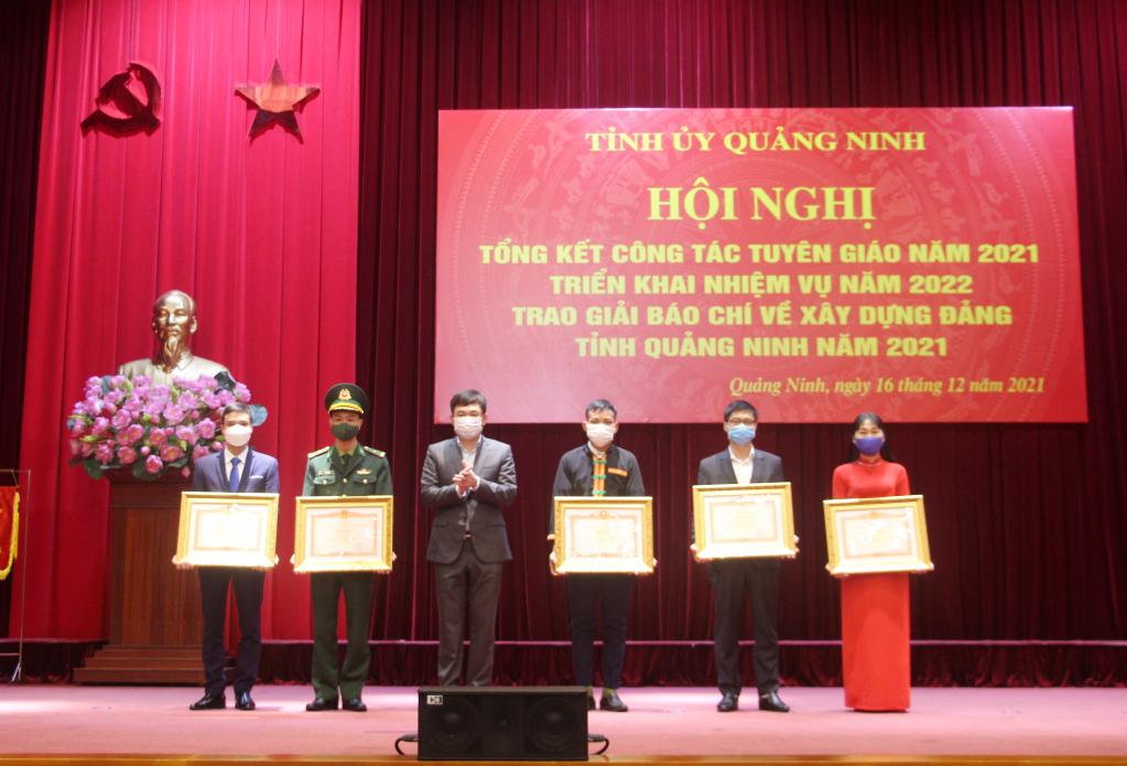Thừa ủy quyền của Thủ tướng Chính phủ, đồng chí Ngô Hoàng Ngân, Phó Bí thư Thường trực Tỉnh ủy, Trưởng Đoàn ĐBQH tỉnh, trao Bằng khen cho 2 tập thể và 3 cá nhân có thành tích xuất sắc trong thực hiện Chỉ thị số 05-CT/TW ngày 15/5/2016 của Bộ Chính trị. 