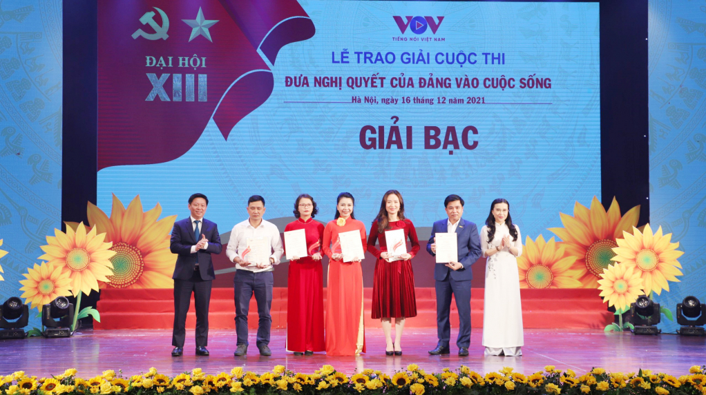 Đại diện nhóm tác giả Trung tâm Truyền thông tỉnh nhận giải Bạc tại lễ trao giải