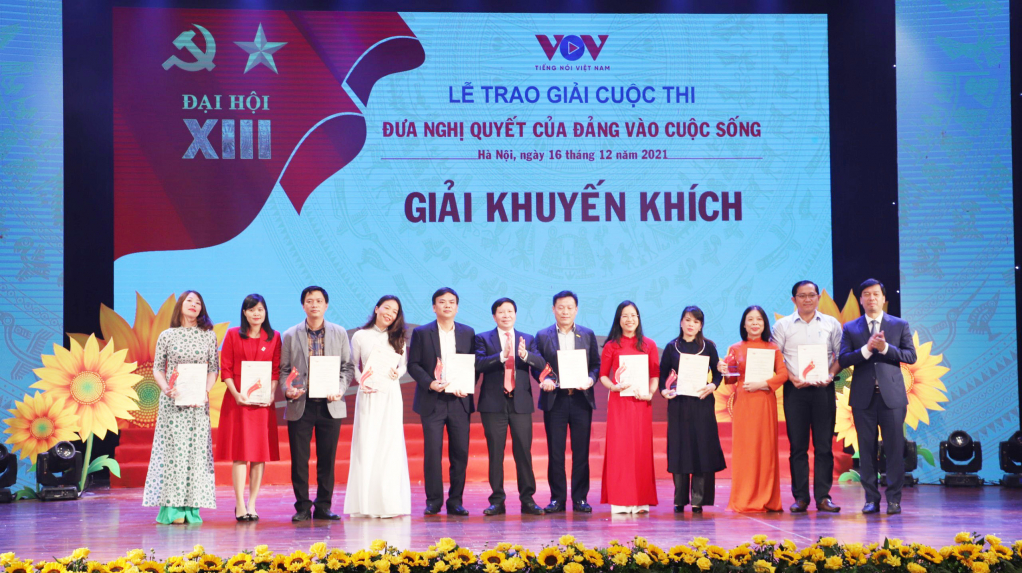 Đại diện nhóm tác giả Trung tâm Truyền thông tỉnh nhận giải khuyến khích tại lễ trao giải.