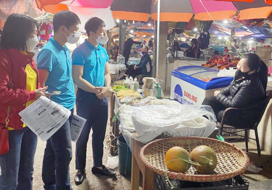 Cán bộ BHXH TP Móng Cái tuyên truyền, vận động người dân tham gia BHXH tự nguyện, BHYT hộ gia đình tại các chợ dân sinh, tháng 11/2021.