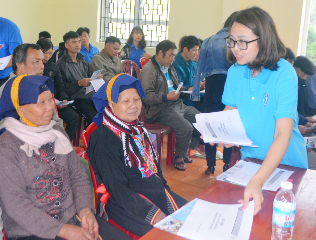Cán bộ BHXH tỉnh tuyên truyền cho người dân về chính sách BHXH, BHYT tại thôn Khe Phương, xã Kỳ Thượng (TP Hạ Long) tháng 4/2021.