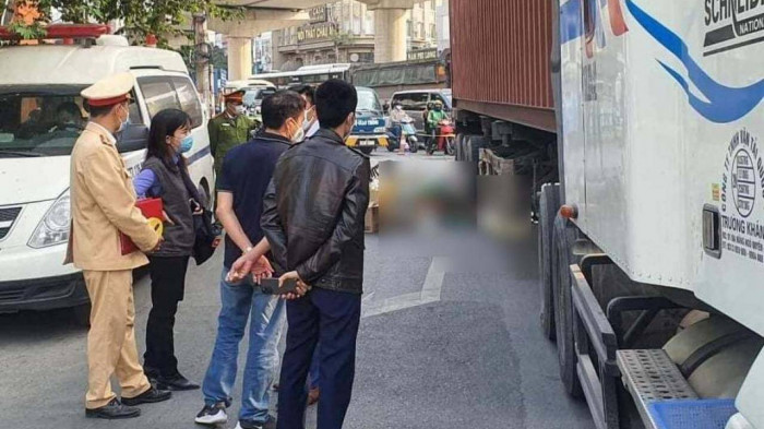 Hà Nội: Va chạm với xe container, người phụ nữ đi xe máy tử vong tại chỗ 1