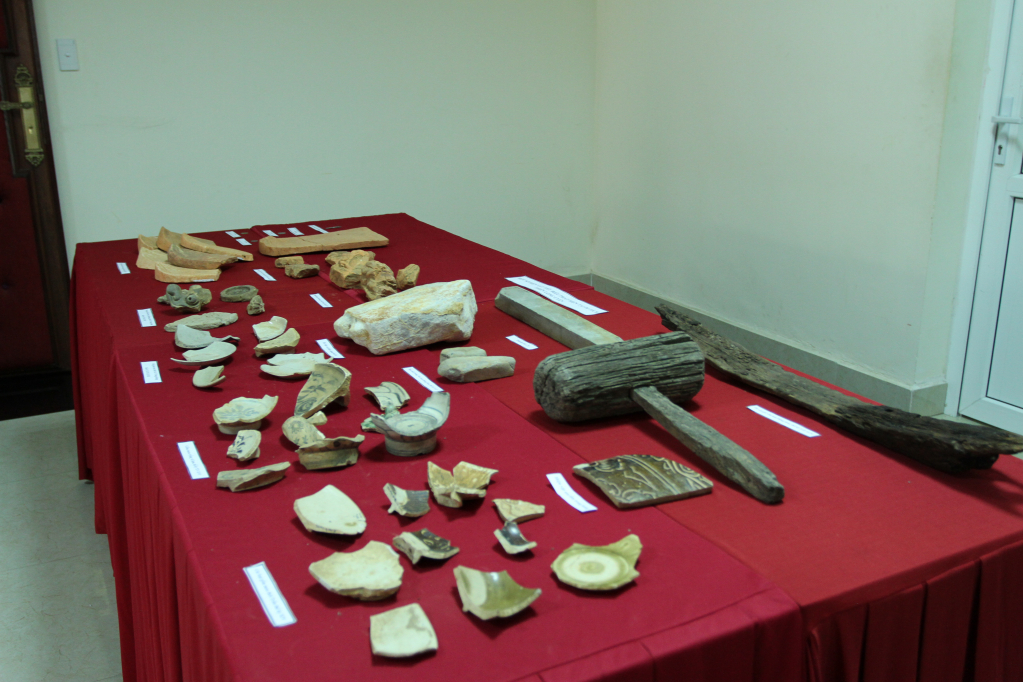 Một số hiện vật khai quật từ Thiên Long Uyển được trưng bày tại hội thảo.