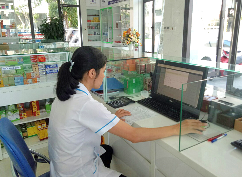 NHập dữ liệu bán thuốc hàng ngày tại Nhà thuốc số 2, đường Trần Quốc Nghiễn, TP Hạ Long.