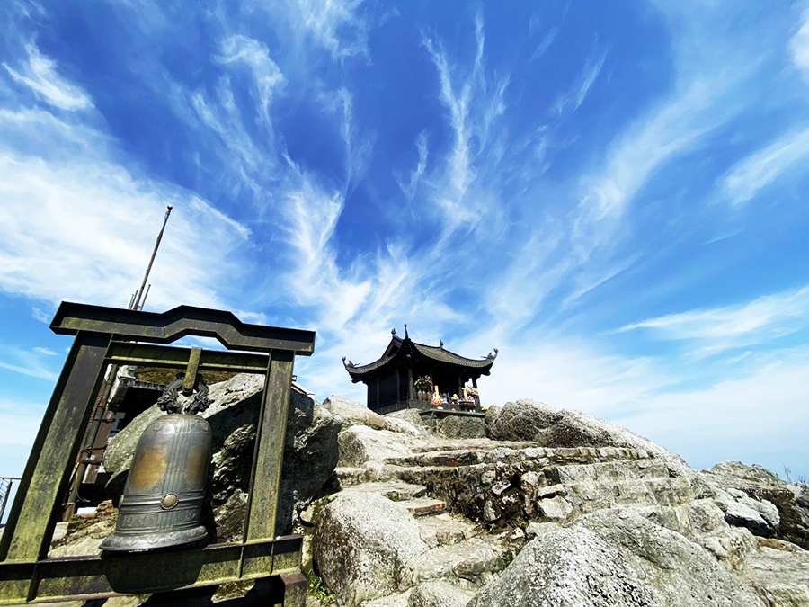 chùa Đồng trên đỉnh Yên Tử  đón khí thiêng tụ về.