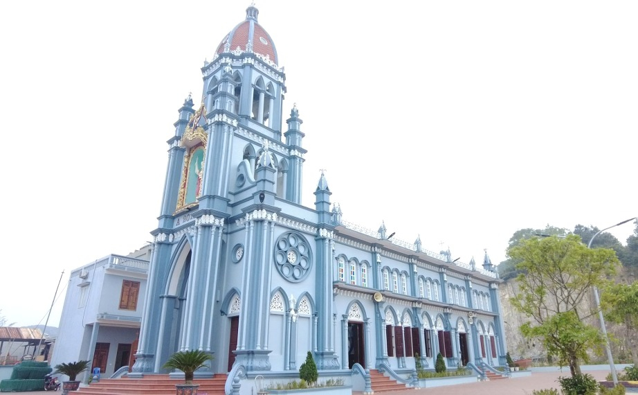 Các nhà thờ trên địa bàn tỉnh quan tâm đầu tư xây mới, cải tạo khang trang. Trong ảnh: Nhà thờ Giáo xứ Cô Tô (huyện Cô Tô).