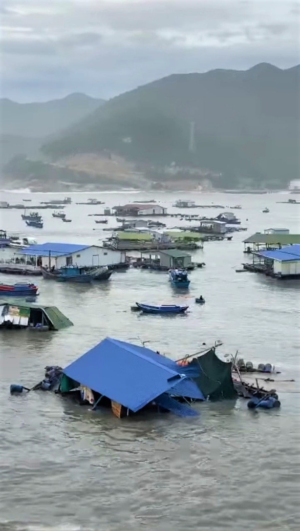 Lồng bè nuôi tôm hùm và nhà nổi du lịch trên đảo Bình Hưng tan tành sau bão số 9 - Ảnh 2.