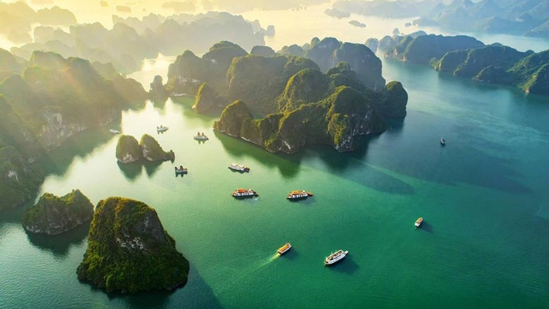 Ha Long Bay has drawn much interest and popularity among foreign vacationers