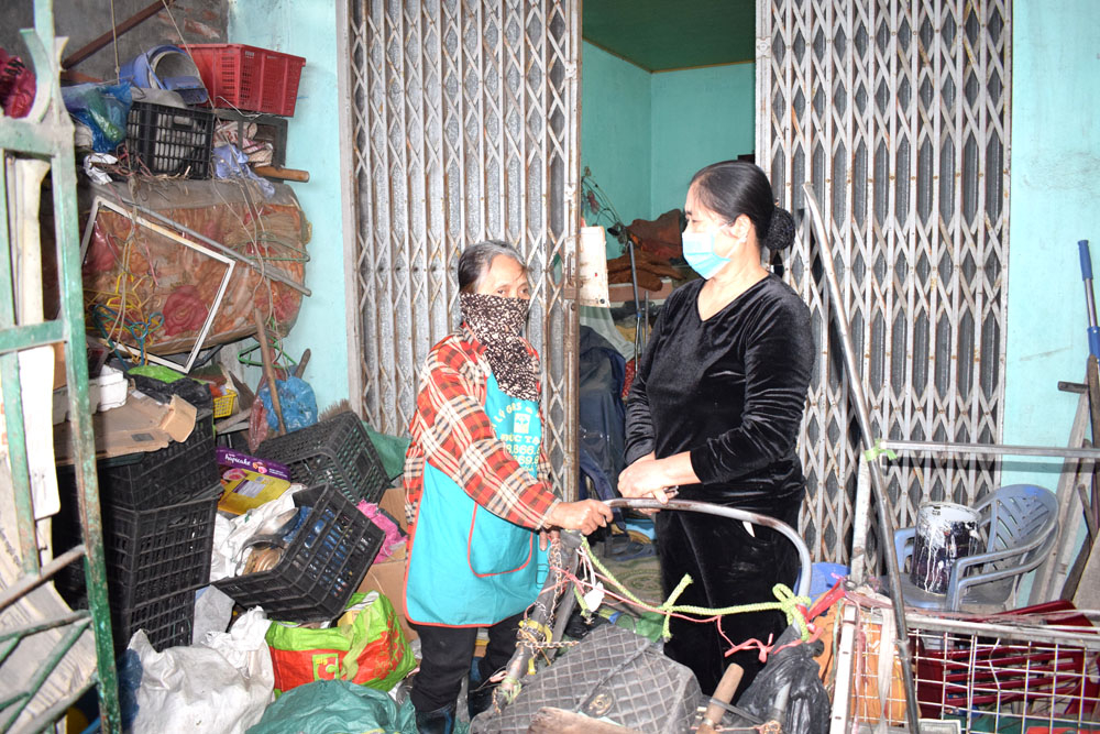 Bà Nguyễn Thị Thìn (bên trái) hộ khó khăn ở phường Cẩm Bình đã nhận được hỗ trợ gạo của bà Nguyệt (bên phải) từ nhiều năm nay