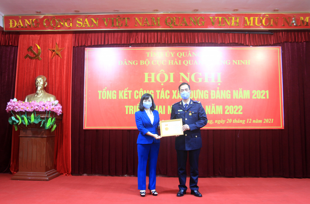 Thừa ủy quyền của Ban Dân vận Trung ương, đồng chí Trịnh Thị Minh Thanh, trao Kỷ niệm chương vì sự nghiệp công tác dân vận cho đồng chí Trần Quang Trung, Phó Bí thư Đảng ủy, Phó Cục trưởng Cục Hải quan tỉnh.