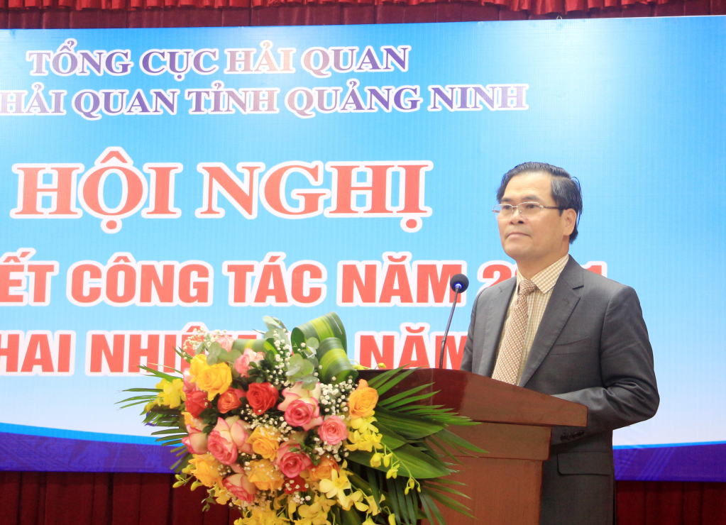 Đồng chí Bùi Văn Khắng, Phó Chủ tịch UBND tỉnh, phát biểu tại hội nghị.