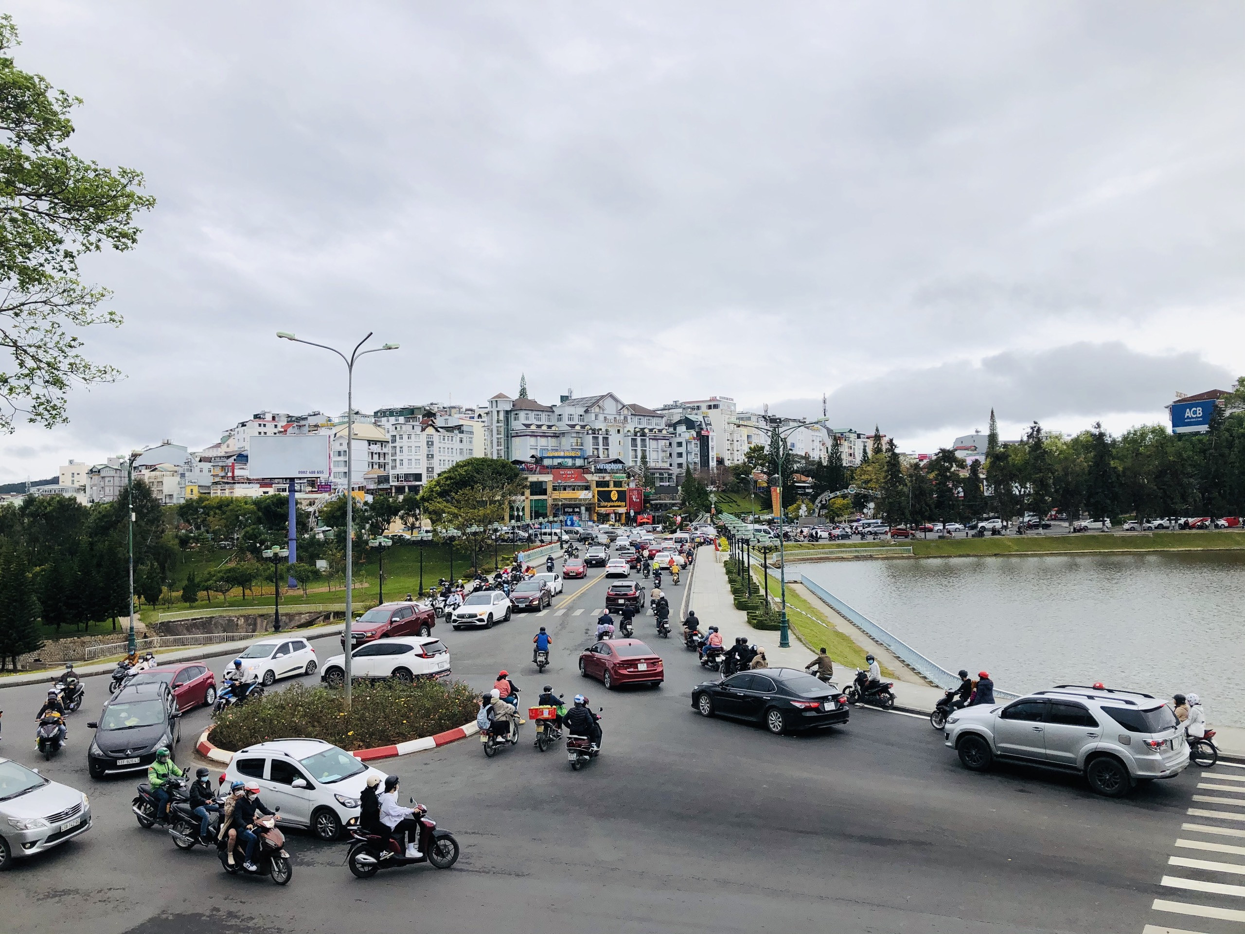 Du khách đổ về đông 'giật mình', phố Đà Lạt nghẽn xe không kém Sài Gòn, Hà Nội