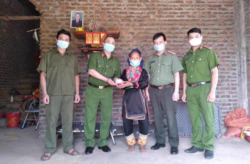 Phòng Cảnh sát QLHC về TTXH Công an tỉnh và Công an huyện Ba Chẽ trao thẻ CCCD gắn chip cho bà Triệu Thị Lai, 81 tuổi, người dân tộc Dao, thôn Làng Cổng, xã Đồn Đạc.