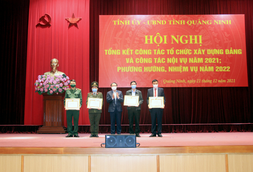 Đồng chí Nguyễn Xuân Ký, Bí thư Tỉnh ủy, Chủ tịch HĐND tỉnh, tặng Bằng khen của Ban Thường vụ Tỉnh ủy cho 4 tập thể có thành tích xuất sắc trong công tác tổ chức xây dựng Đảng năm 2021.