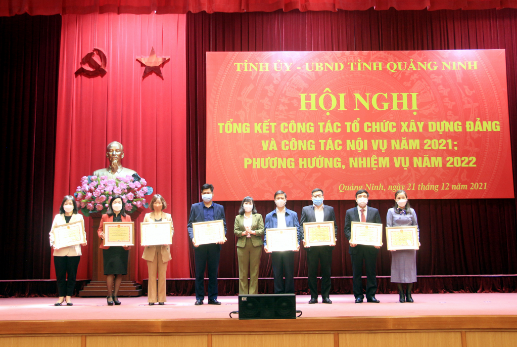 Đồng chí Trịnh Thị Minh Thanh, Phó Bí thư Tỉnh ủy, trao Bằng khen của UBND tỉnh cho các tập thể lao động xuất sắc năm 2021. 