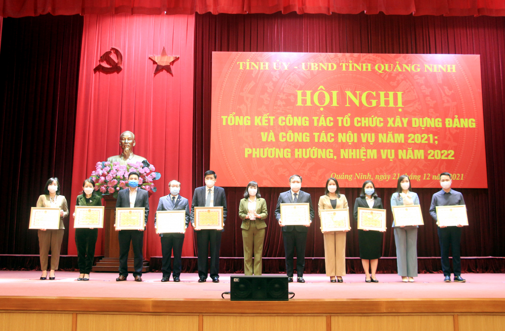 Đồng chí Trịnh Thị Minh Thanh, Phó Bí thư Tỉnh ủy, trao Bằng khen của UBND tỉnh cho 2 tập thể và 8 cá nhân có thành tích xuất sắc trong ngành Nội vụ năm 2021.