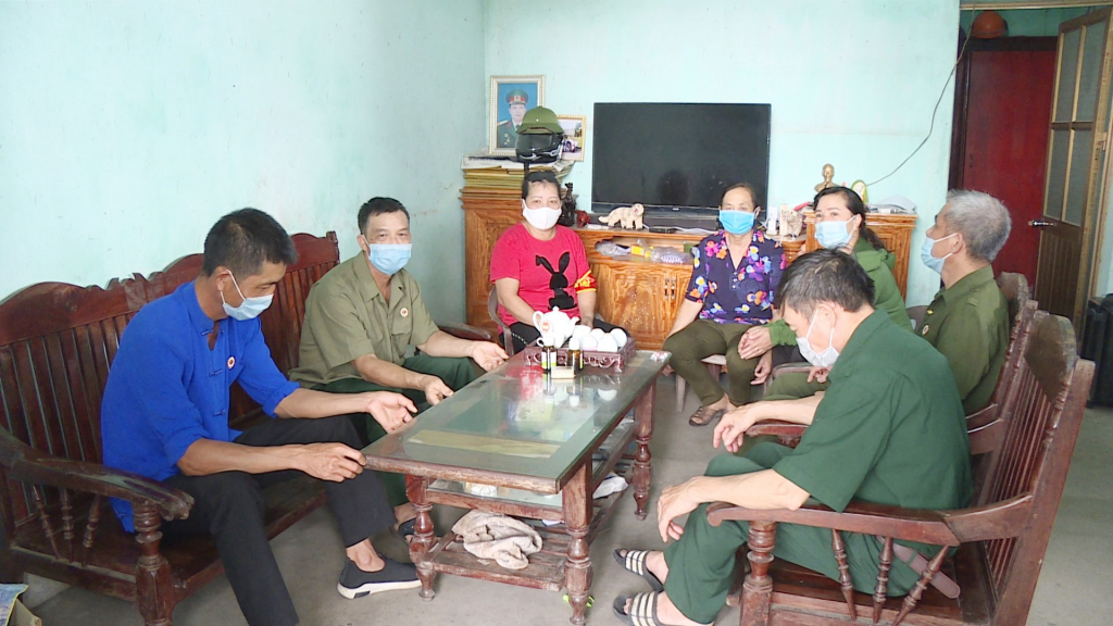 Hội CCB thị trấn Bình Liêu (huyện Bình Liêu) tuyên truyền cho hội viên và nhân dân thực hiện các biện pháp phòng, chống dịch Covid-19.