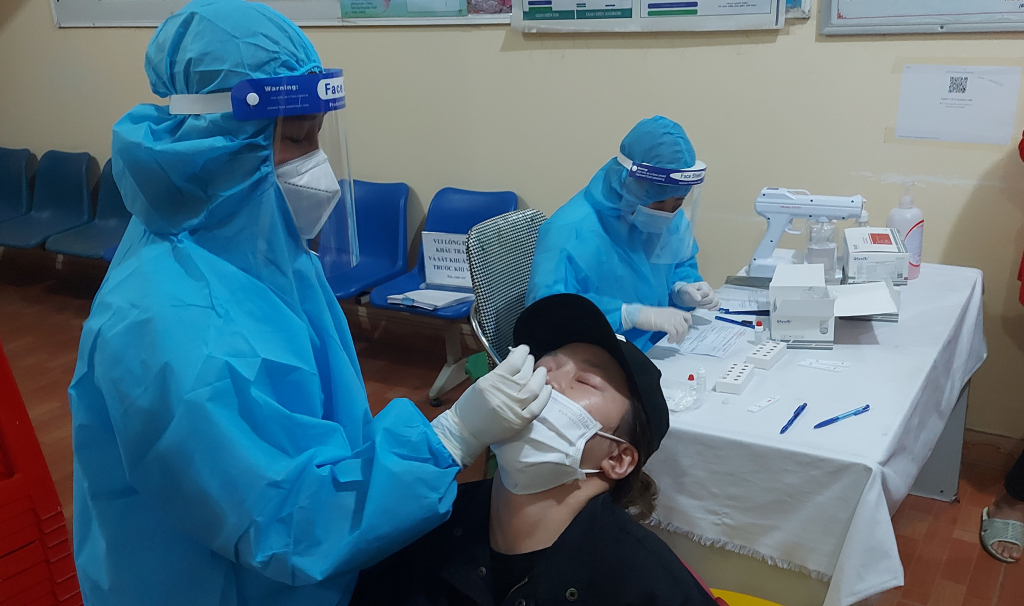 Trạm Y tế phường Quảng Yên test Covid cho đối tượng nguy cơ cao lây nhiễm dịch bệnh Covid -19.